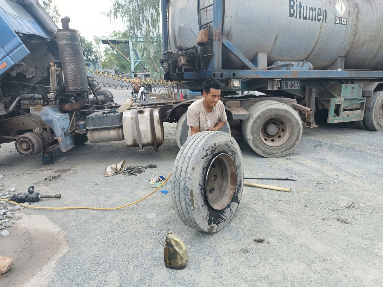 Bị Nổ lốp, cán đinh, xì hơi  Trên Quốc Lộ 1K? Liên Hệ Ngay Dịch Vụ Vá Lốp Lưu Động 24/7 